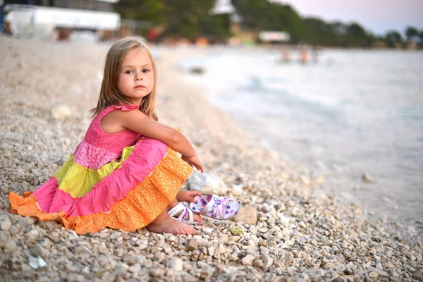 Krásná dívka na pláži na pobřeží — Stock fotografie