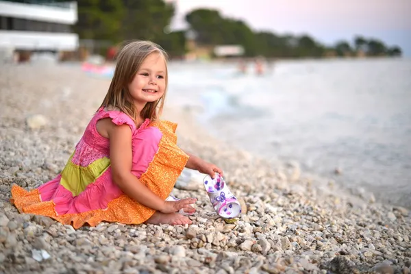 Menina bonita em uma praia na costa — Fotografia de Stock