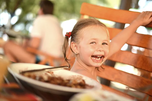 Liten flicka med frukost — Stockfoto