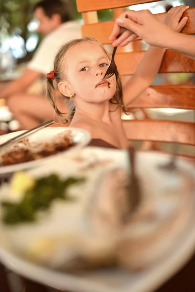 Niña desayunando —  Fotos de Stock