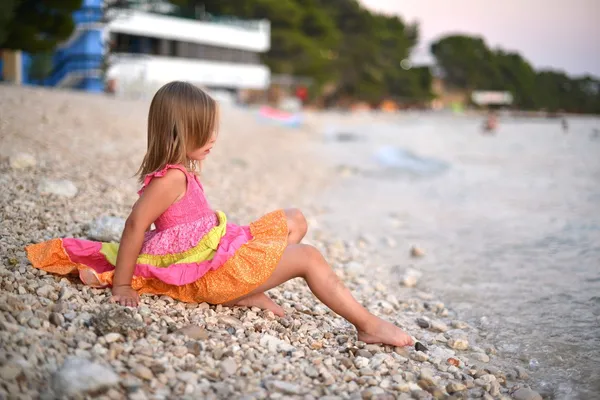 海岸ビーチで美しい少女 — ストック写真