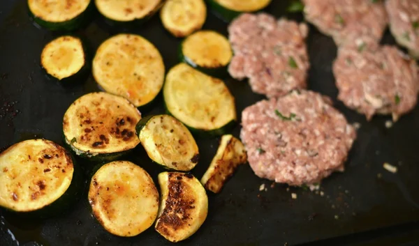 Pieczone ziemniaki z rozmarynem i mięsa — Zdjęcie stockowe