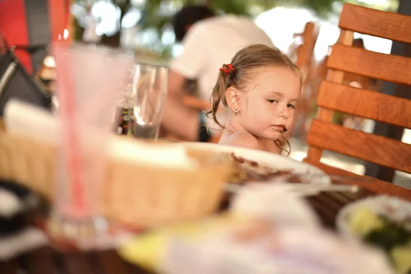 Klein meisje eten pannenkoek — Stockfoto