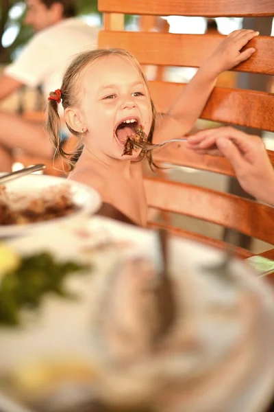 Klein meisje eten pannenkoek — Stockfoto