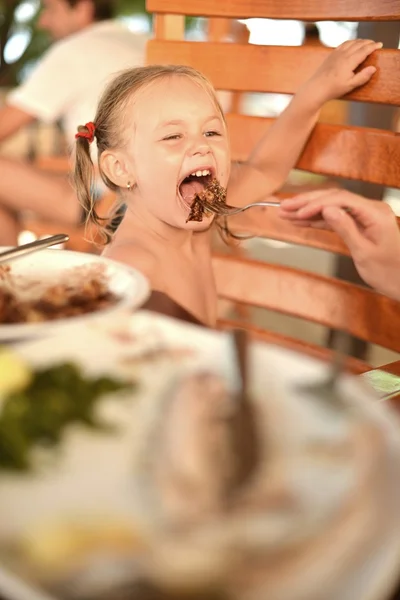 Niña comiendo panqueque — Foto de Stock