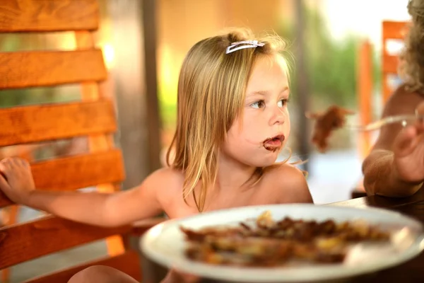 Klein meisje eten pannenkoek — Stockfoto