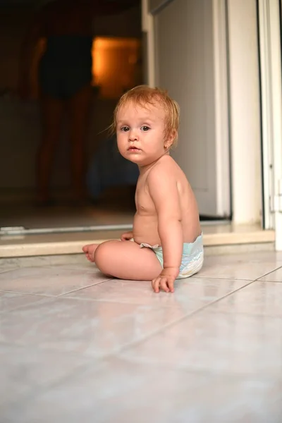 Bebé caminando —  Fotos de Stock