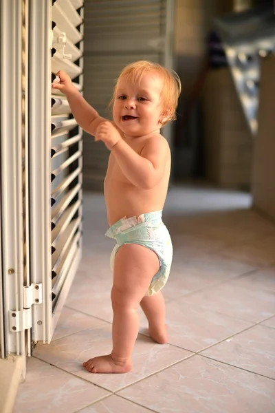 Dítě učí chodit — Stock fotografie