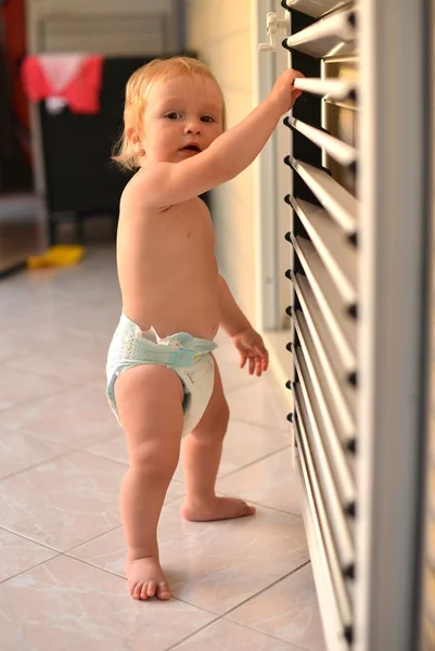 Baby imparare a camminare — Foto Stock