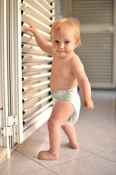 Baby imparare a camminare — Foto Stock