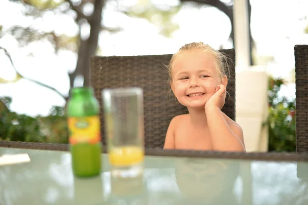 Söt liten Tjej äter en smörgås — Stockfoto