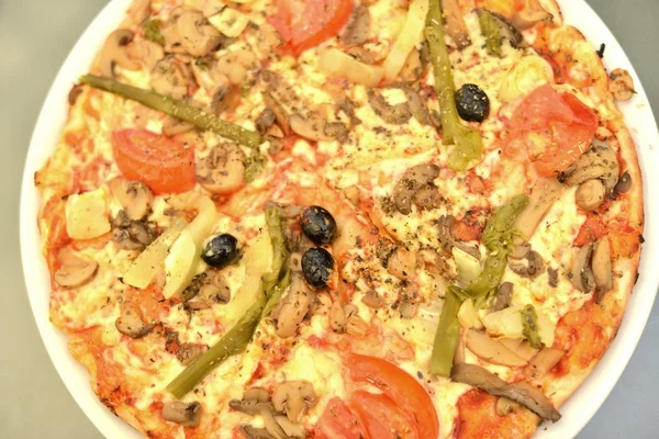 Pizza con jamón, pimienta y aceitunas —  Fotos de Stock