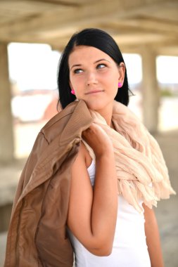 güzel genç bir kadın, uzun siyah saçlı. moda portre