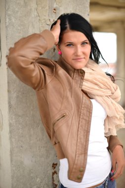 güzel genç bir kadın, uzun siyah saçlı. moda portre