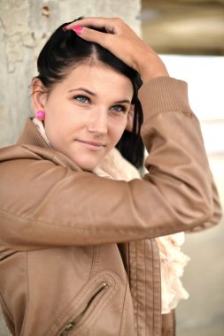 güzel genç bir kadın, uzun siyah saçlı. moda portre