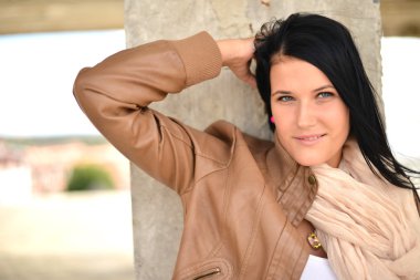 güzel genç bir kadın, uzun siyah saçlı. moda portre