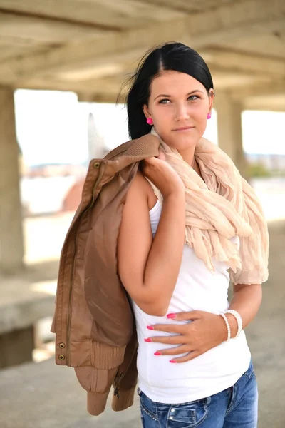 Belle jeune femme aux cheveux longs et noirs. portrait de mode — Photo