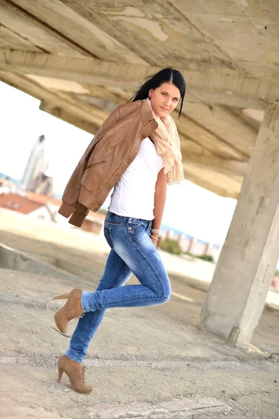 Mulher bonita com cabelo preto e comprido. retrato de moda — Fotografia de Stock