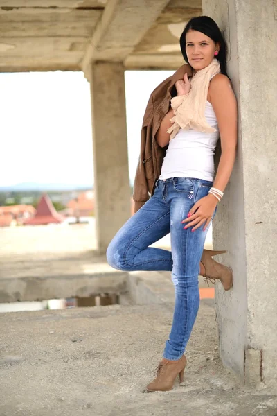 Mulher bonita com cabelo preto e comprido. retrato de moda — Fotografia de Stock