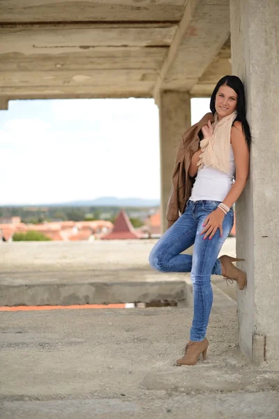 Hermosa joven con el pelo largo y negro. retrato de moda —  Fotos de Stock