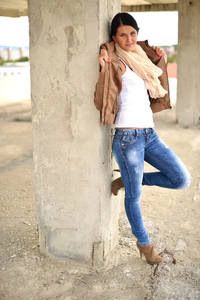 Schöne junge Frau mit schwarzen, langen Haaren. Modeporträt — Stockfoto