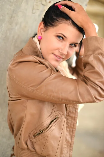 Mulher bonita com cabelo preto e comprido. retrato de moda — Fotografia de Stock