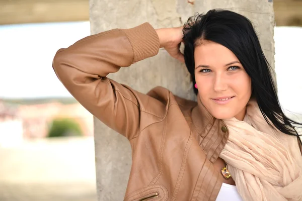 Mulher bonita com cabelo preto e comprido. retrato de moda — Fotografia de Stock