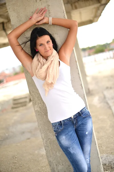 Hermosa joven con el pelo largo y negro. retrato de moda — Foto de Stock