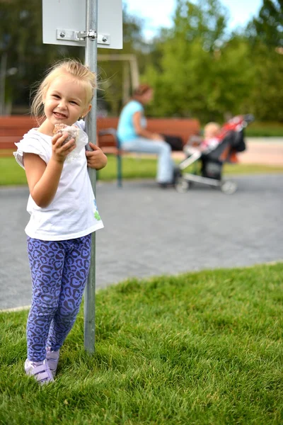 Linda niña comiendo un sándwich aislado sobre fondo blanco —  Fotos de Stock