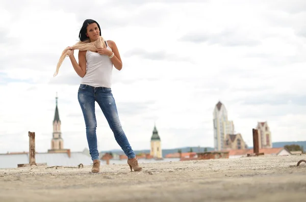 Mooie jonge vrouw met lang, zwart haar — Stockfoto