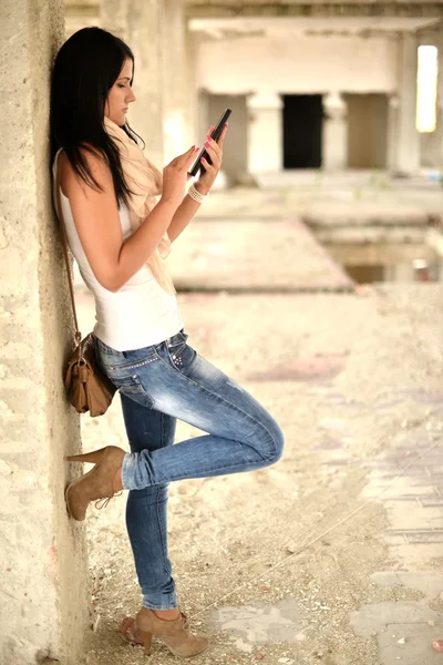 Imagen de la muchacha adolescente feliz con la computadora de la tableta PC —  Fotos de Stock