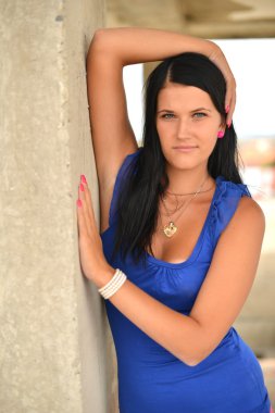 güzel genç bir kadın, uzun siyah saçlı. moda portre