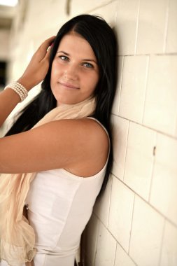 güzel genç bir kadın, uzun siyah saçlı. moda portre