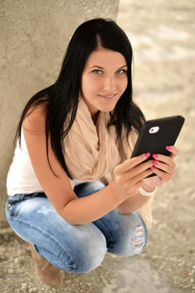 Imagem de menina adolescente feliz com computador tablet pc — Fotografia de Stock