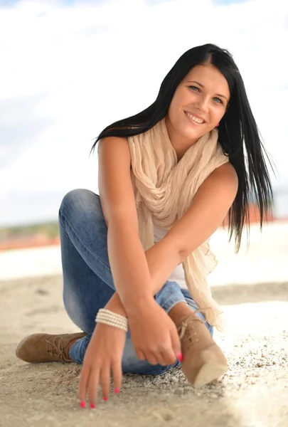 Hermosa joven con el pelo largo y negro. retrato de moda —  Fotos de Stock