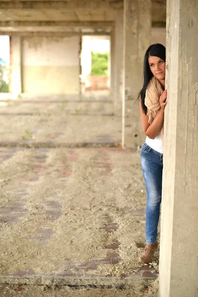 Hermosa joven con el pelo largo y negro. retrato de moda — Foto de Stock