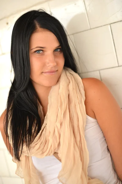 Bella giovane donna con i capelli neri e lunghi. ritratto di moda — Foto Stock