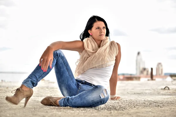 Mulher bonita com cabelo preto e comprido. retrato de moda — Fotografia de Stock