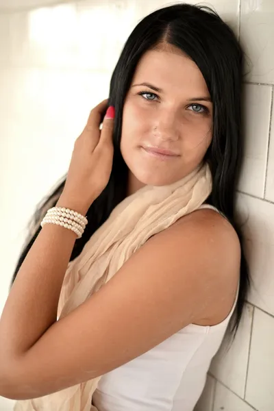 Schöne junge Frau mit schwarzen, langen Haaren. Modeporträt — Stockfoto