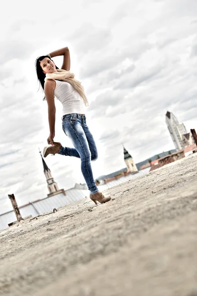 Hermosa joven con el pelo largo y negro. retrato de moda — Foto de Stock