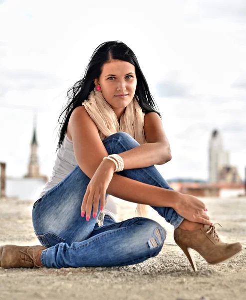 Mulher bonita com cabelo preto e comprido. retrato de moda — Fotografia de Stock