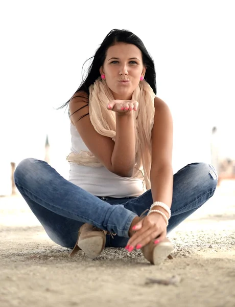 Mulher bonita com cabelo preto e comprido. retrato de moda — Fotografia de Stock