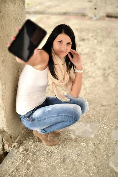 Imagen de la muchacha adolescente feliz con la computadora de la tableta PC —  Fotos de Stock