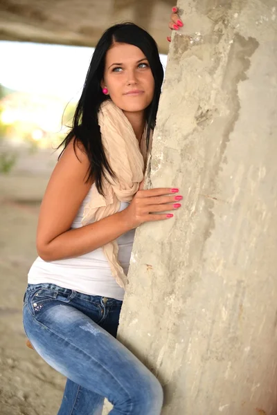 Hermosa joven con el pelo largo y negro. retrato de moda —  Fotos de Stock