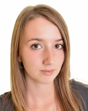 brune, üzerinde beyaz izole uzun saçları olan güzel kadın