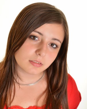 brune, üzerinde beyaz izole uzun saçları olan güzel kadın