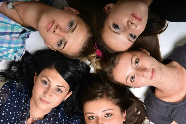 Chicas felices aisladas sobre fondo blanco — Foto de Stock