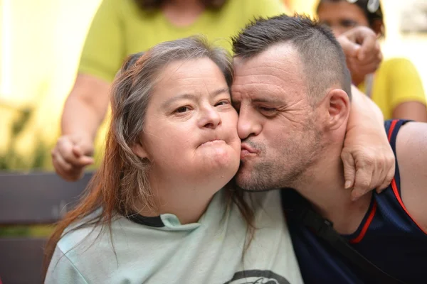 Casal com Síndrome de Down — Fotografia de Stock