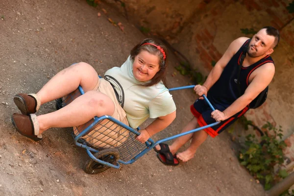 Láska pár s Downovým syndromem — Stock fotografie