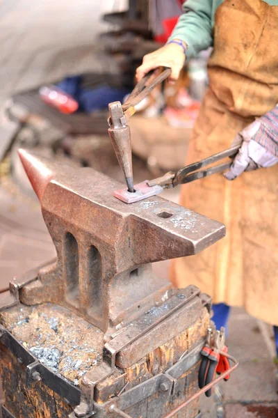 Blacksmith forged iron smith anvil hammerman traditional hammer beating — Stock Photo, Image